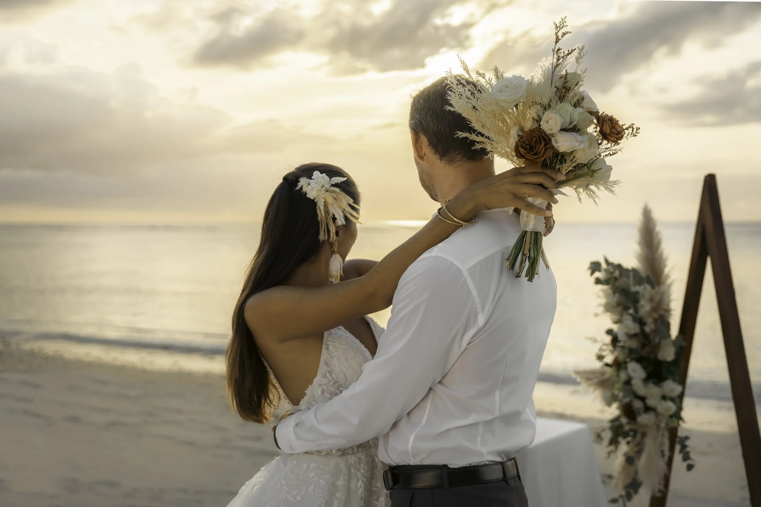 victoria beachcomber resort spa mauritius luxury beach wedding with elegant oceanfront décor tropical floral arrangements and a romantic seaside celebration in a luxury resort setting