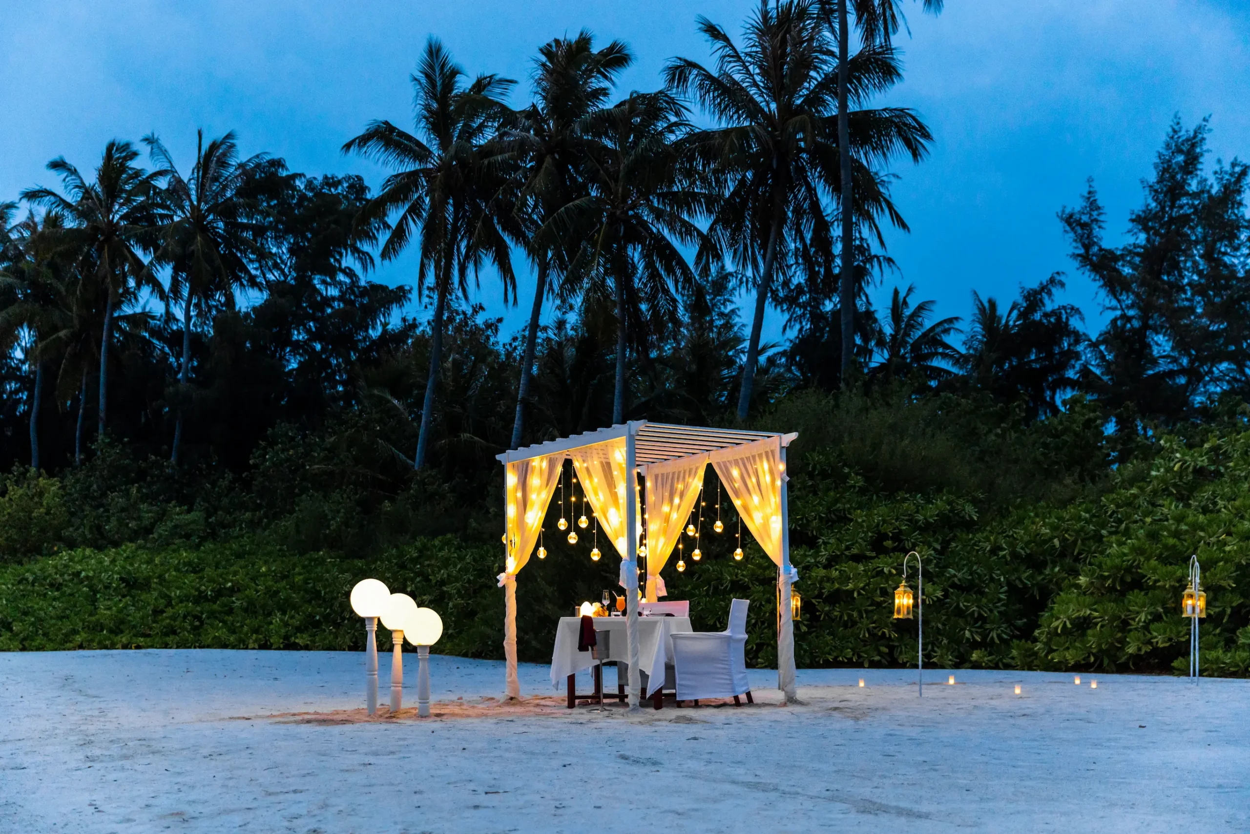 private destination dining experience at sun siyam olhuveli maldives set beside the lagoon for a personalised evening meal