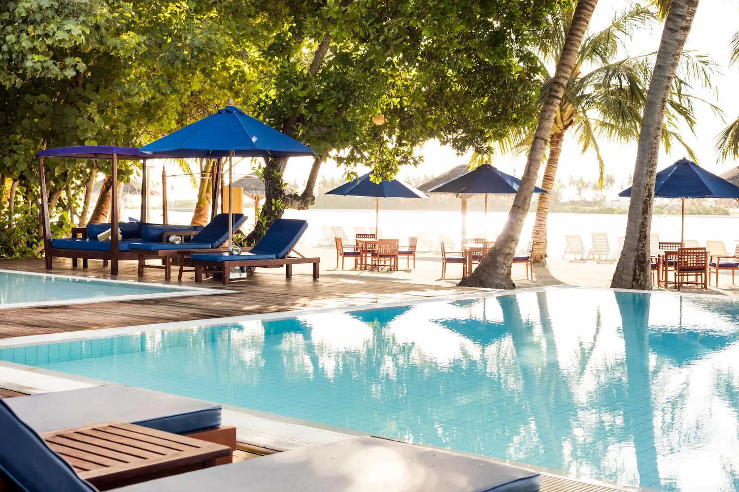 sunrise bar at sun siyam olhuveli maldives serving drinks beside the main swimming pool